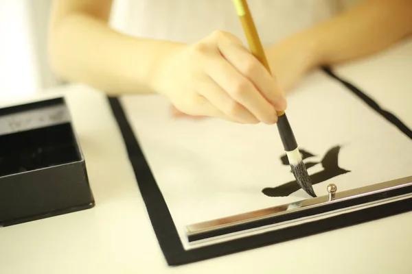 Ung Japansk Kvinnetrening Kalligrafi Med Børste – stockfoto
