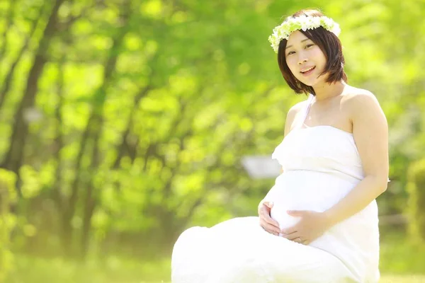 Mooie Aziatische Zwangere Vrouw Het Park — Stockfoto