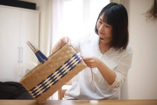 Una Mujer Una Cesta Hecha Con Una Banda Artesanía — Foto de Stock