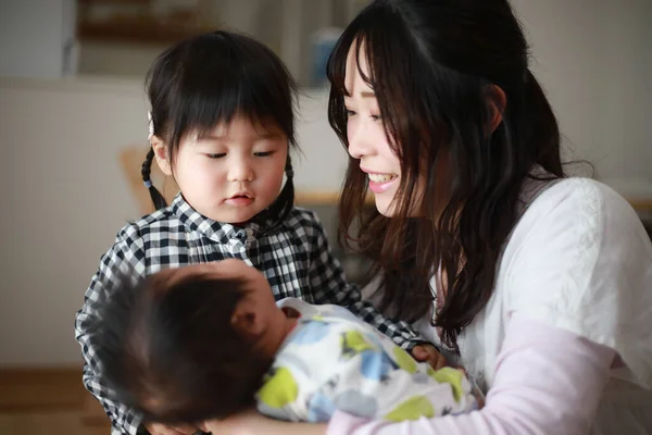 Giovane Madre Asiatica Che Gioca Con Figlia Suo Piccolo Figlio — Foto Stock