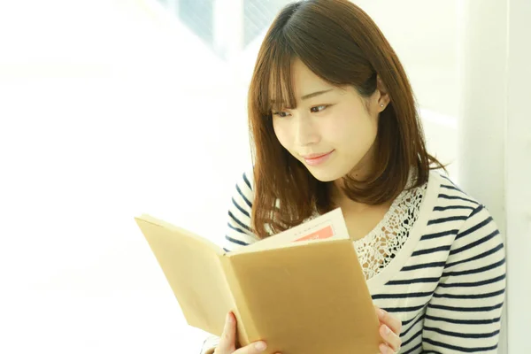 Bela Jovem Asiático Mulher Leitura Livro — Fotografia de Stock
