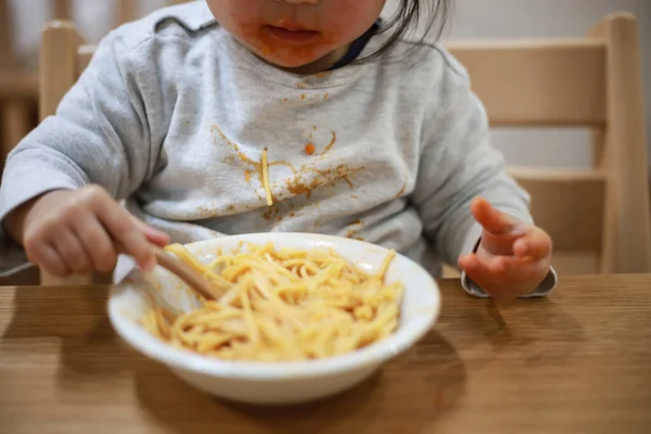 Visão Perto Criança Comer Macarrão Cozinha — Fotografia de Stock