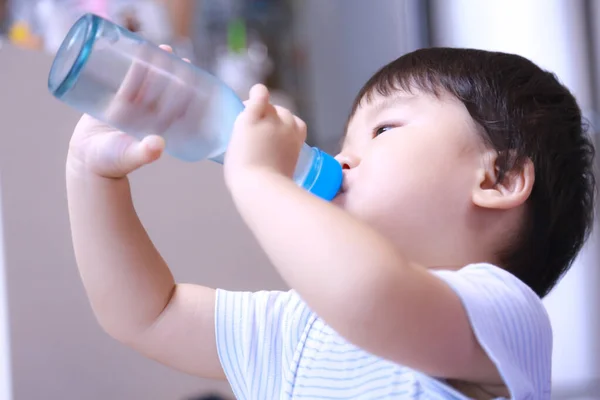 Мальчик Пьет Воду Бутылки — стоковое фото