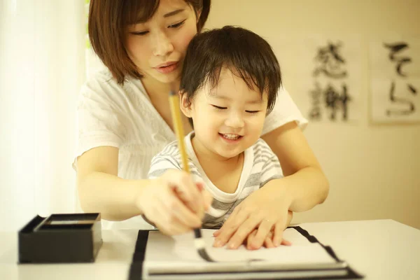 Μητέρα Και Γιος Πρακτική Στην Καλλιγραφία Πινέλο — Φωτογραφία Αρχείου