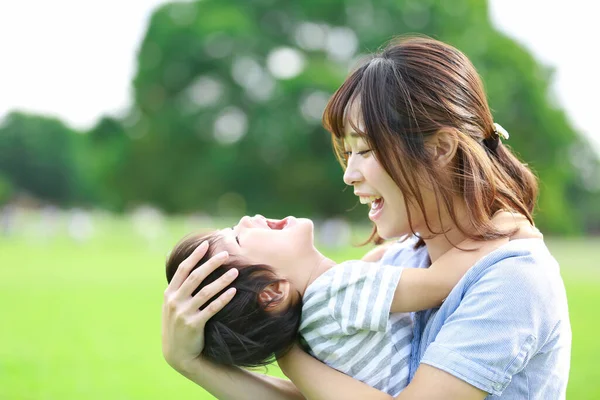 Ung Asiatisk Mamma Med Sin Lilla Son Kul Parken — Stockfoto