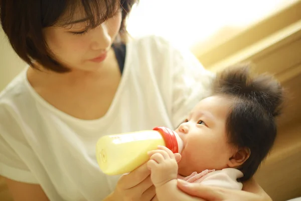 Bild Einer Mutter Die Ihrem Baby Milch Gibt — Stockfoto