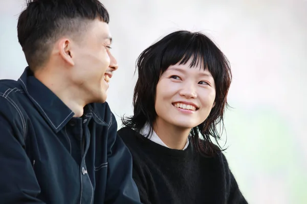 Asiático Pareja Sonriendo Parque — Foto de Stock