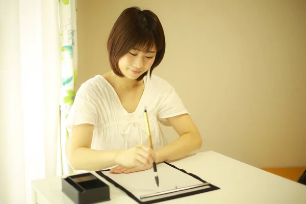Jovem Japonesa Praticar Caligrafia Com Escova — Fotografia de Stock