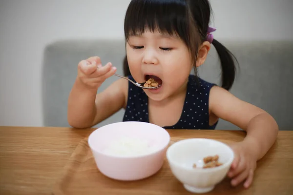 Menina Comendo Mingau Cereal Com Colher — Fotografia de Stock