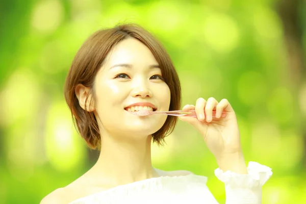Jeune Belle Asiatique Femme Avec Brosse Dents Outdoots — Photo
