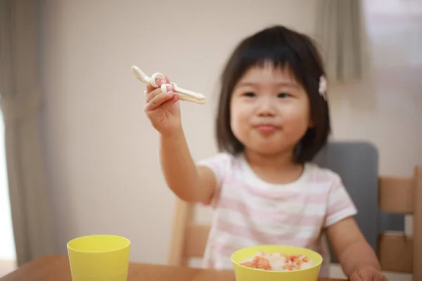 Petite Fille Mange Déjeuner Sain — Photo