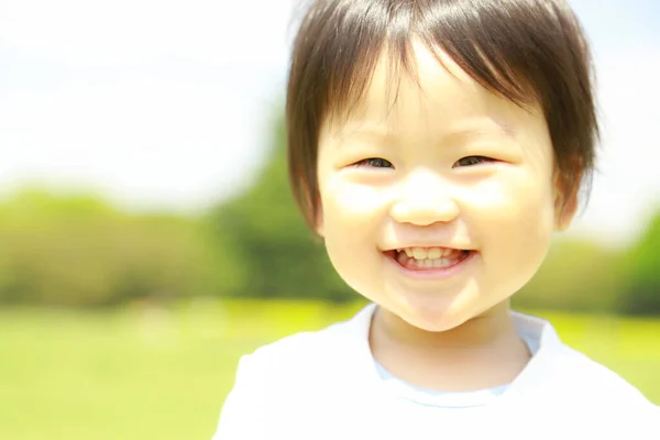 Азиатский Мальчик Смотрит Камеру Парке Открытом Воздухе — стоковое фото