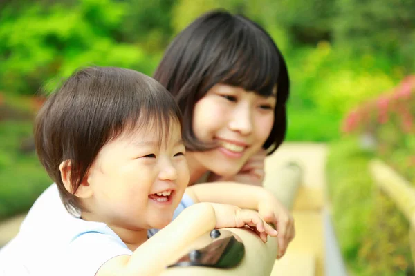 공원에서 즐거운 시간을 보내고 아시아인 어머니 — 스톡 사진