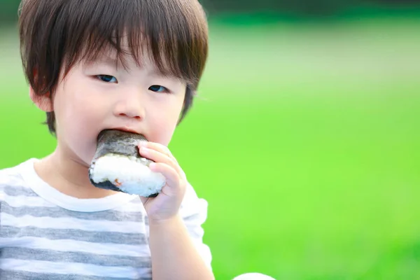 Bonito Asiático Pouco Menino Comer Parque — Fotografia de Stock