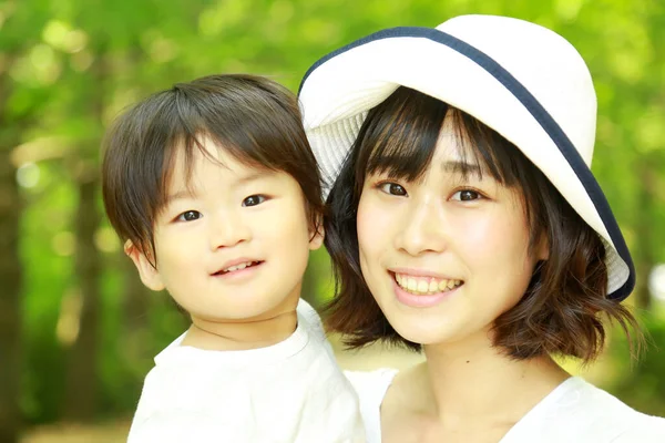 Young Asian Mother Her Son Having Fun Park — Stock Photo, Image