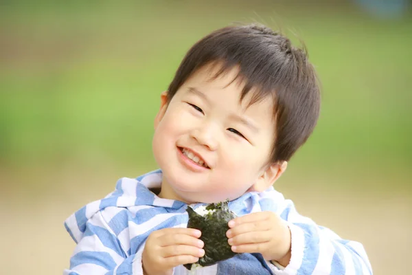 Азіатський Хлопчик Їсть Їжу Відкритому Повітрі — стокове фото