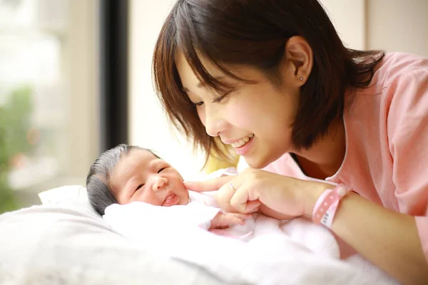Jonge Moeder Met Pasgeboren Baby Aziatische Familie Portret — Stockfoto