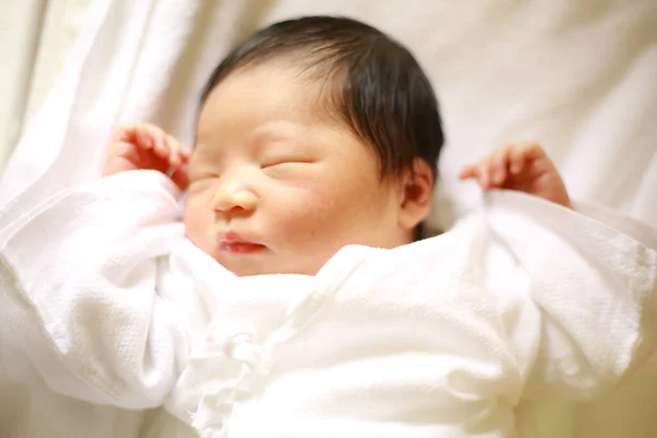 Retrato Jovem Asiático Bebê Menina Cama — Fotografia de Stock