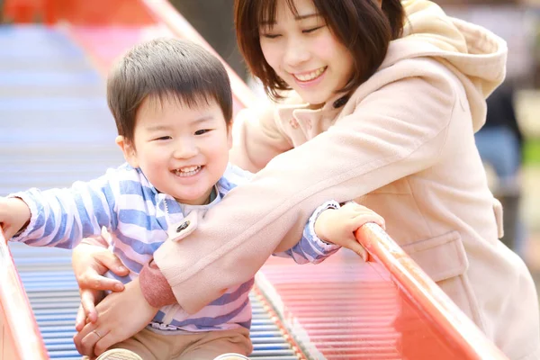 Jovem Mãe Adorável Feliz Pequeno Filho Brincando Juntos Parque — Fotografia de Stock