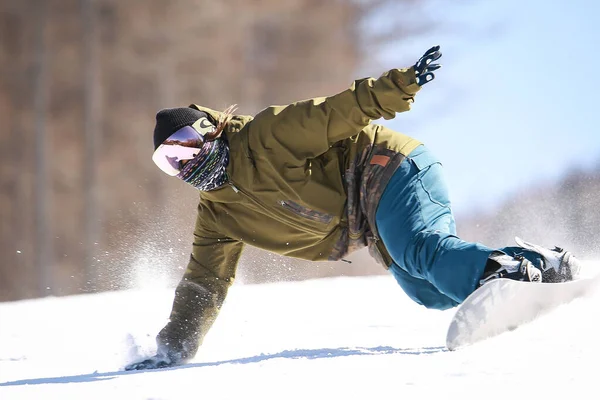 Man Snowboarder Besneeuwde Besneeuwde Grond — Stockfoto