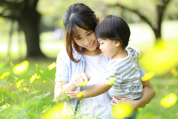 Jovem Mulher Asiática Com Seu Filho Olhando Para Flores Parque — Fotografia de Stock