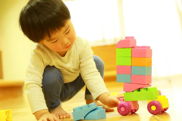 Lindo Niño Jugando Con Bloques Juguete — Foto de Stock