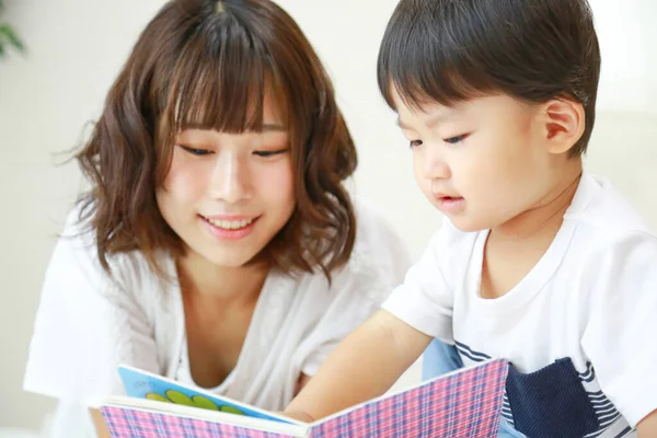 Mooie Aziatische Vrouw Lezen Boek Met Haar Kleine Zoon — Stockfoto