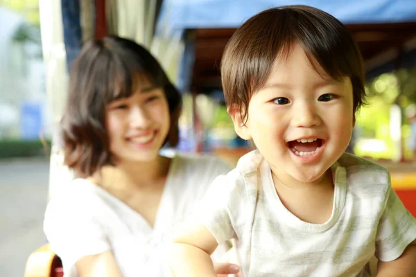Jovem Mãe Asiática Com Seu Filho Playground — Fotografia de Stock