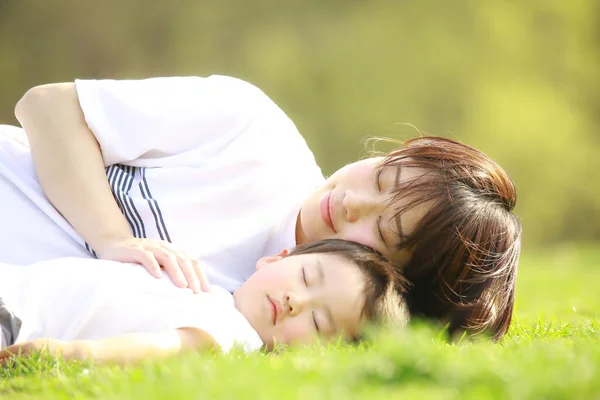 Jeune Mère Adorable Petit Fils Heureux Jouer Ensemble Dans Parc — Photo