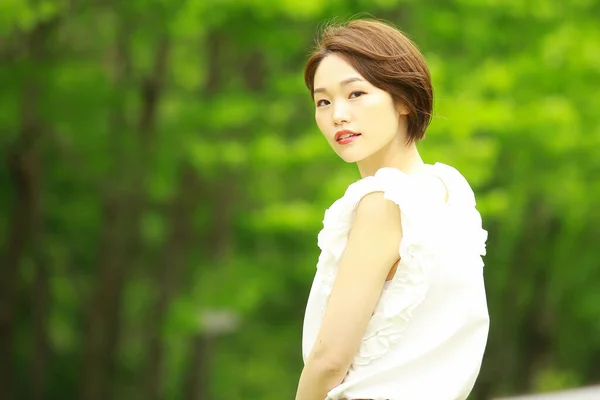 Mooie Aziatische Vrouw Wazig Achtergrond — Stockfoto