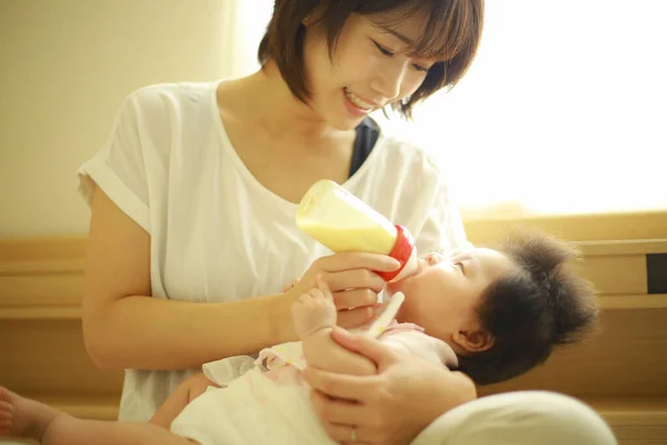 Imagem Uma Mãe Dando Leite Bebê — Fotografia de Stock