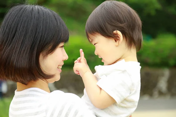 Jeune Mère Asiatique Avec Son Fils Amuser Dans Parc — Photo