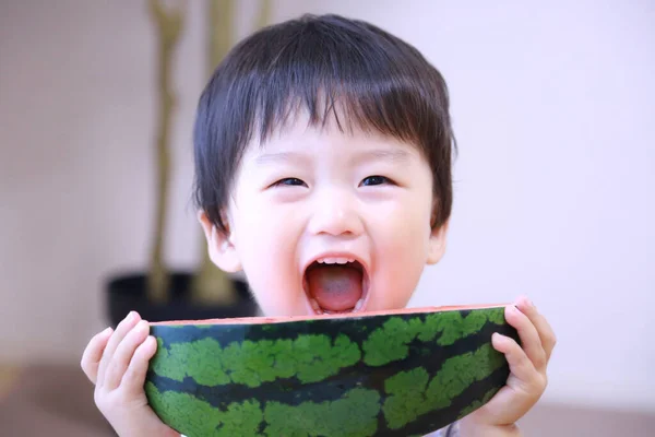 Słodkie Mały Chłopiec Jedzenie Arbuz Domu — Zdjęcie stockowe