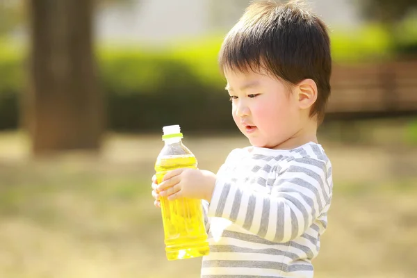 Маленький Мальчик Пьющий Бутылки Парке — стоковое фото