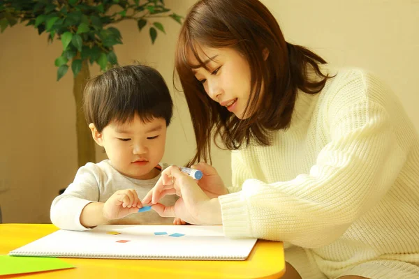 Jong Moeder Schattig Zoontje Besteden Tijd Het Spelen Van Educatief — Stockfoto