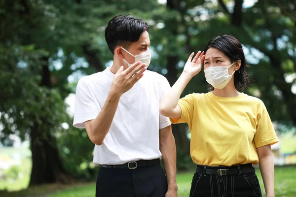 Casal Quente Usando Uma Máscara — Fotografia de Stock