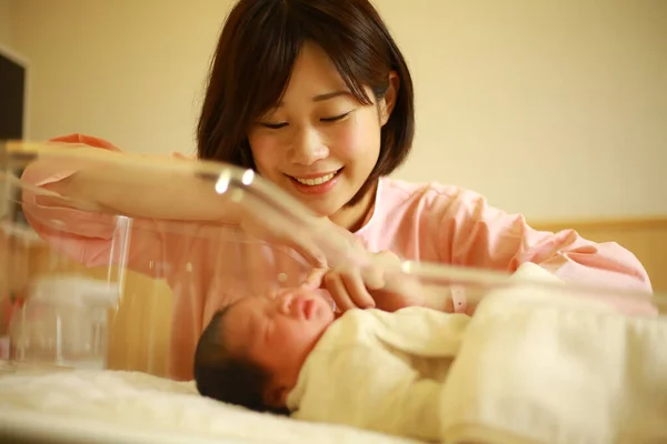 新生児を持つ若い母親 アジアの肖像画 — ストック写真