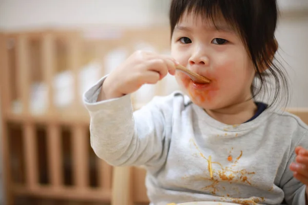 Portrait Adorable Petite Fille Manger — Photo