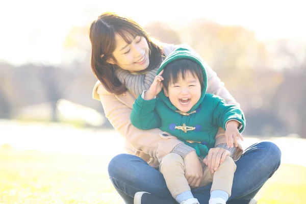 Joven Asiática Mujer Con Hijo Riendo Parque —  Fotos de Stock