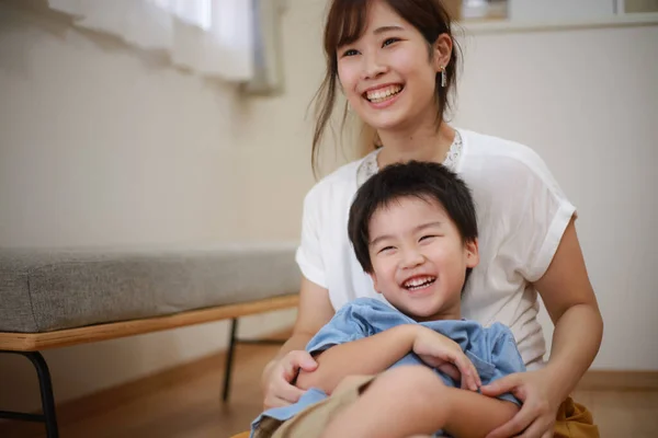 Jeune Mère Asiatique Avec Son Fils Maison — Photo