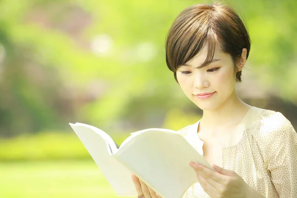 Retrato Jovem Mulher Asiática Leitura Livro Parque — Fotografia de Stock