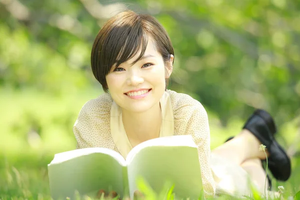 Portrait Jeune Asiatique Femme Lecture Livre Dans Parc — Photo