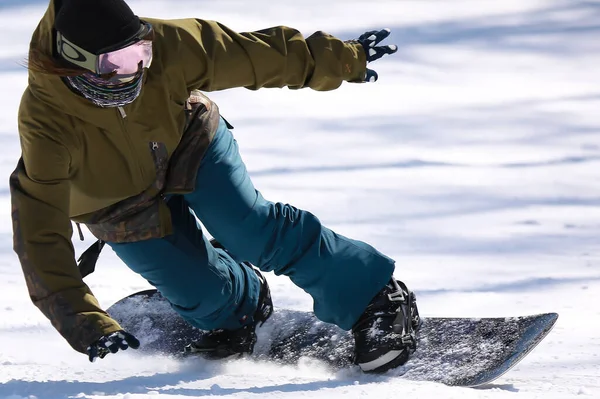 Man Snowboarder Besneeuwde Besneeuwde Grond — Stockfoto