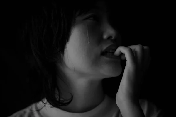 在黑暗背景下哭泣的日本女人的画像 — 图库照片