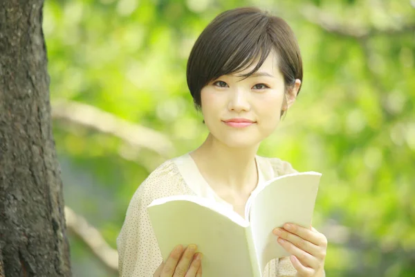 Porträtt Ung Asiatisk Kvinna Läser Bok Parken — Stockfoto