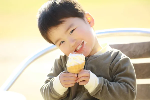 Αγοράκι Που Τρώει Παγωτό Στο Πάρκο — Φωτογραφία Αρχείου