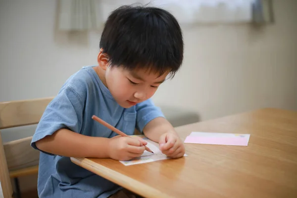 Μικρό Αγόρι Ζωγραφίζει Στο Ξύλινο Τραπέζι Στο Σπίτι — Φωτογραφία Αρχείου