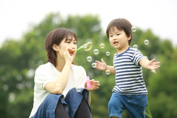 Junge Mutter Und Entzückender Glücklicher Kleiner Sohn Spielen Zusammen Park — Stockfoto