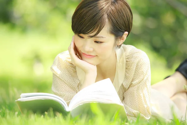 Retrato Jovem Mulher Asiática Leitura Livro Parque — Fotografia de Stock