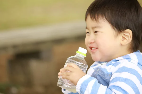 Портрет Милого Мальчика Пьющего Воду Бутылки — стоковое фото